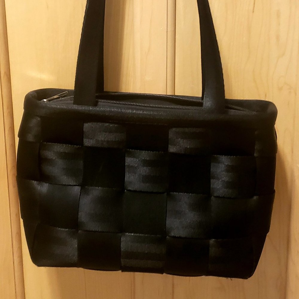 Harveys seatbelt bag shoulder tote black